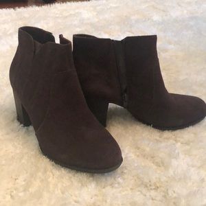 Sz 9 NWT Clark’s Choc Brown Suede Bootie